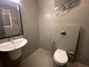 新德里的住宿－F9 Hotels 343 Meera Bagh, Paschim Vihar，浴室配有白色卫生间和盥洗盆。