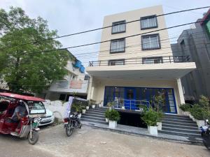 F9 Hotels 343 Meera Bagh, Paschim Vihar في نيودلهي: منزل به دراجات نارية متوقفة أمامه