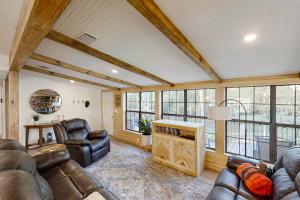 una sala de estar con muebles y ventanas de cuero. en Suwannee River Grove, en Old Town