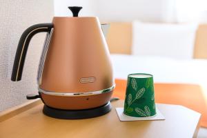Příslušenství pro přípravu čaje a kávy v ubytování Hotel Sobial Namba Daikokucho