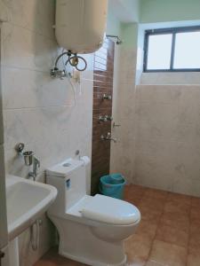 uma casa de banho com um WC, um lavatório e um chuveiro em Hotel BJ em Gangtok