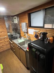 Majoituspaikan Little Alaskan Guest House keittiö tai keittotila
