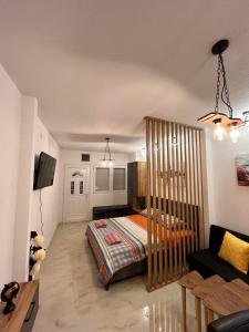 ein Schlafzimmer mit einem Bett und einem Kinderbett in der Unterkunft Apartman Lile Raca in Ohrid