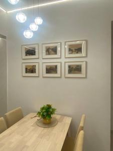 jadalnia ze stołem i obrazami na ścianie w obiekcie My Cozy 2-bedroom Apartment w Malakce