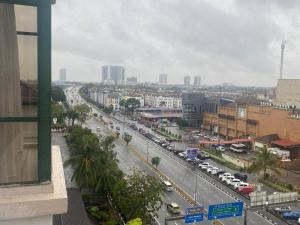 vistas a una calle de la ciudad con coches en la carretera en My Cozy 2-bedroom Apartment en Melaka