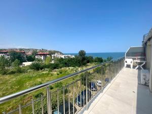 balcone con vista sull'oceano di Апартамент Съни Хаус - Sunny House Apartment a Byala