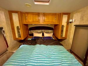 a bed in the back of an rv at ペンション 旅とPizzaとお宿 咲色-Sairo- in Nukabira