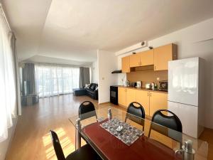 un soggiorno con tavolo da pranzo e una cucina di Апартамент Съни Хаус - Sunny House Apartment a Byala