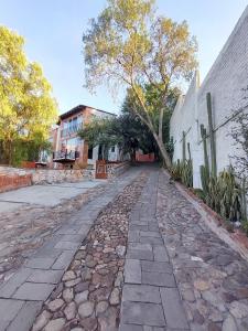 una calle adoquinada frente a un edificio en Laica House, en San Miguel de Allende