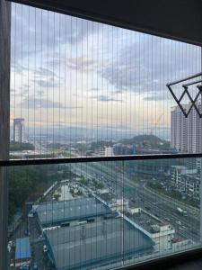 vistas a una gran ventana de cristal en un edificio en Family friendly multiple Parking 3bedroom apartment en Seri Kembangan