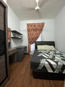 1 dormitorio con cama, escritorio y ventana en Family friendly multiple Parking 3bedroom apartment en Seri Kembangan