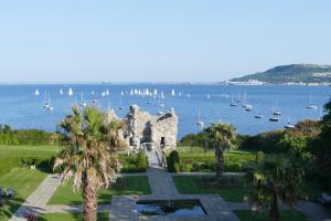 Blick auf eine Burg und das Wasser mit Booten in der Unterkunft Lookout in Weymouth