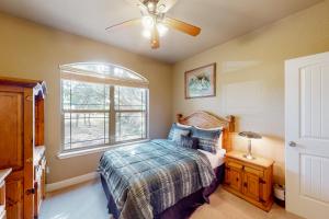 une chambre avec un lit et une fenêtre dans l'établissement Captivating Cottage, à New Braunfels 15 autres photos