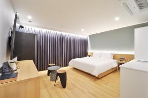 En eller flere senge i et værelse på Gongdam Stay Hotel