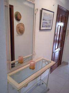 卡爾佩的住宿－Apartamento en Calpe，一张玻璃桌,上面放着两根蜡烛
