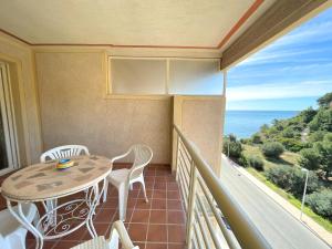 卡爾佩的住宿－Apartamento en Calpe，一个带桌椅的海景阳台