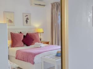 Amoris Guesthouse In Waterkloof Ridge客房内的一张或多张床位