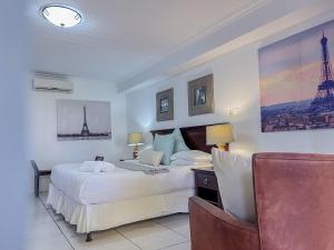 Amoris Guesthouse In Waterkloof Ridge客房内的一张或多张床位