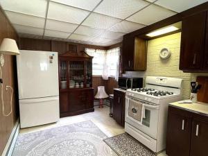 Kuchyň nebo kuchyňský kout v ubytování Entire Home in Buffalo - 6 Guests 3 Bedroom 1 Bath - Convenient Location - 25min to Niagara Falls