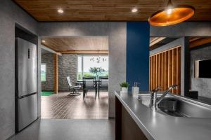 Uma TV ou centro de entretenimento em The Landscape