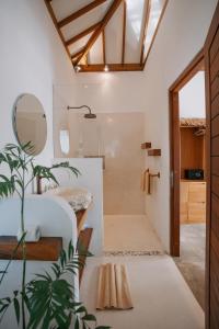 uma casa de banho com um lavatório branco e um espelho. em EHOA BALI Nyanyi Boutique Hotel em Tanah Lot
