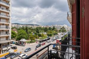 con vistas a una concurrida calle de la ciudad con coches en Aristotelous Downtown Suites en Tesalónica
