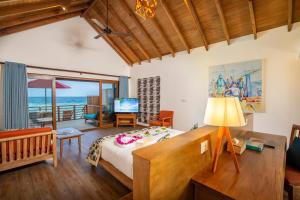 Postel nebo postele na pokoji v ubytování Reethi Faru Resort - Stay 5 Nights or more Between Aug-Sept 2025 & Enjoy a Free Sunset Cruise + 37 fotografií