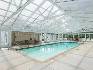 une grande piscine avec un plafond en verre dans l'établissement MVC - Unit 1505 - Bearly Available, à Pigeon Forge
