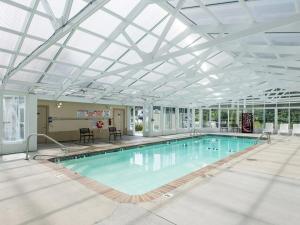 una gran piscina con techo de cristal en MVC - Unit 3504 - Sweet Retreat, en Pigeon Forge