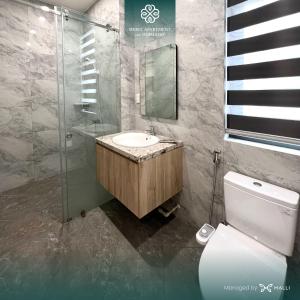 ein Badezimmer mit einem Waschbecken, einem WC und einem Spiegel in der Unterkunft Chuỗi căn hộ Merci Apartment & Homestay - Vinhomes Marina Hai Phong in Haiphong