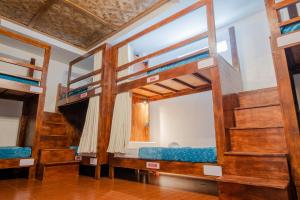 Zimmer mit Etagenbetten in einem Haus in der Unterkunft Public House Hostel in Pusok