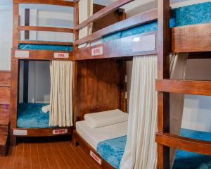 1 Schlafzimmer mit 2 Etagenbetten in einem Haus in der Unterkunft Public House Hostel in Pusok