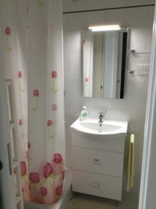 A bathroom at Marina Capo Pino Még 17 kép