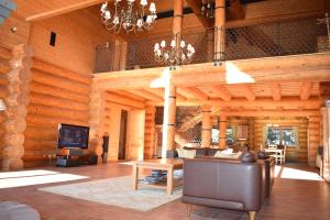 un ampio soggiorno con divano e TV di Lodge Tatras a Veľká Lomnica