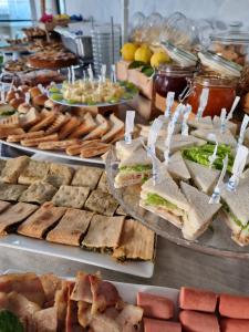 een buffet van broodjes en andere gerechten op een tafel bij Beach Hotel Clerice in Rimini