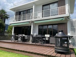 Casa con terraza con mesa y sillas en クエーキーセンス琵琶湖 quakysense biwako villa for 4 to 8 people and family by Biwako Lake en Kido
