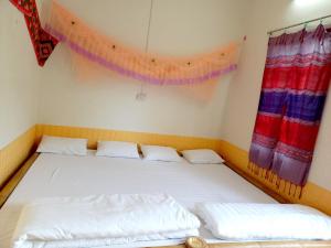 1 dormitorio con 2 camas en una habitación con ventana en Mai Tiến Homestay, en Mai Chau