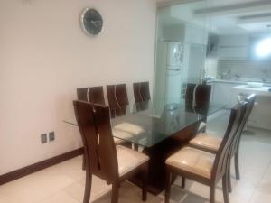 une salle à manger avec une table et des chaises en verre dans l'établissement ALTOS DEL GUADALQUIVIR, à Tarija