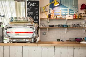 een broodrooster op een aanrecht in een keuken bij Piccolo Hotel Kursaal in Cesenatico