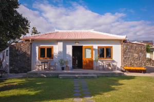 西归浦市Stay JungEui的白色的小房子,有石墙