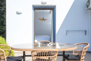 里瓦的亞的住宿－THALASSA，露台上的玻璃桌子和椅子