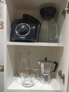 a kitchen shelf with a blender and a toaster at Mi Casa Bonita con baño privado y ducha caliente in Lima