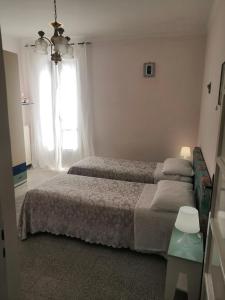1 Schlafzimmer mit 2 Betten und einem Fenster in der Unterkunft Casa di Tony in Montegiorgio