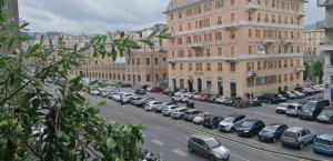 een straat met veel auto's op straat bij Céline in Genua