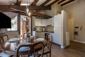 a kitchen and dining room with a table and chairs at Sferisterio-Cairoli Casa Tosca con balcone in Macerata