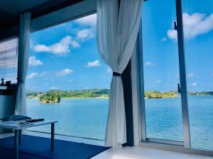 Habitación con ventana con vistas al agua en Nel Beach Rosso / Vacation STAY 17520, en Nago