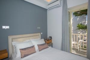 een slaapkamer met een bed en een balkon bij Fresh Boutique Hotel in Mykonos-stad