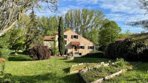 Vonkajšia záhrada v ubytovaní Auberge de jeunesse HI Millau La Maladrerie + 11 fotografií