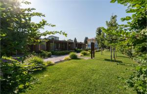 a garden with a house in the background at Stunning Apartment In Valeggio Sul Mincio With Wifi in Valeggio sul Mincio