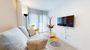 een woonkamer met een bank en een tafel bij Alicante Colorful Center 4A in Alicante